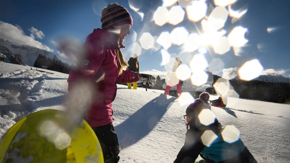 Schneeballschlacht in den Buckelwiesen unterm Karwendel, © Alpenwelt Karwendel | Philipp Gülland