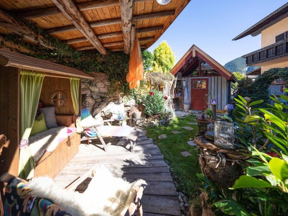 Garden with the sauna hut