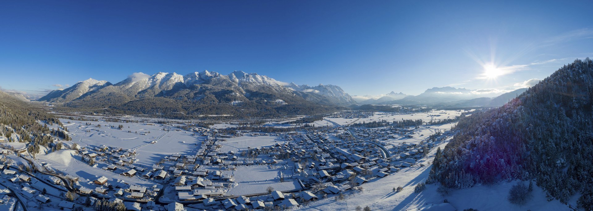 Aussicht über die verschneiten Orte Wallgau, Mittenwald und Krün, © Alpenwelt Karwendel | Kriner&Weiermann