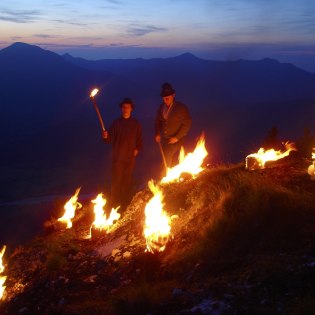Am Vorabend des Johannitages, dem 23. Juni werden die Bergfeuer in Mittenwald, Krün und Wallgau entzündet, © Alpenwelt Karwendel | Christoph Schober