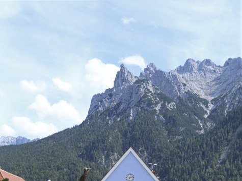 Steep views from Mittenwald to Karwendel, © Alpenwelt Karwendel | Stefanie Bech