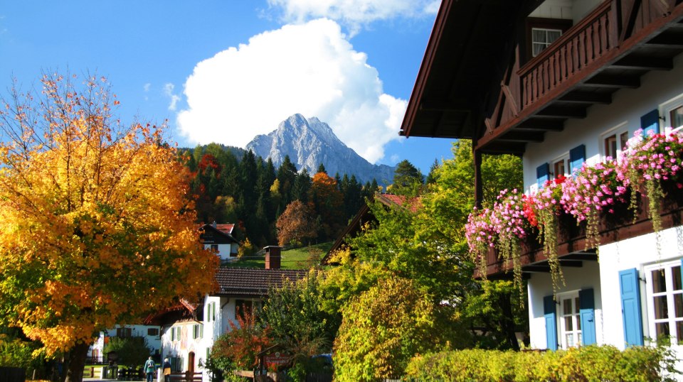 Besondere Farbenpracht in den Mittenwalder Straßen, © Alpenwelt Karwendel | Christoph Schober