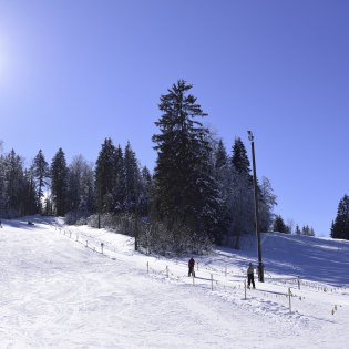 Skivergnügen auf der präparierten Piste beim Skilift am Barmsee, © Alpenwelt Karwendel | Stefan Eisend