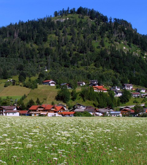 Der oberbayerische Kurort Wallgau mit seinem Hausberg, dem Krepelschrofen, © Alpenwelt Karwendel | HPS-pro