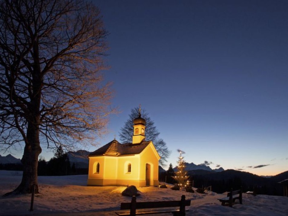 Andacht zur Heiligen Nacht an der Kapelle Maria Rast, © Alpenwelt Karwendel | Hubert Hornsteiner
