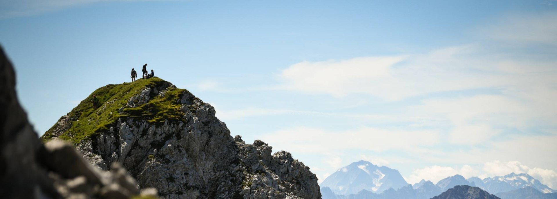 Zwei Wanderer genießen den Ausblick auf einen der Gipfel am Mittenwalder Klettersteig. , © Alpenwelt Karwendel | Philipp Gülland 