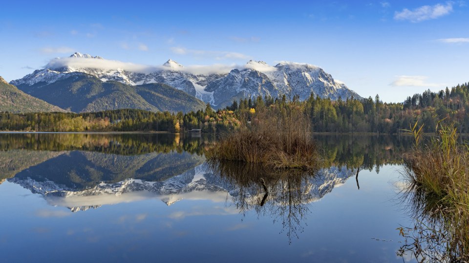 Autumnal Barmsee lake with a reflection of the snow-covered Karwendel mountains , © Alpenwelt Karwendel | Rosi Karg