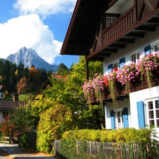 Besondere Farbenpracht in den Mittenwalder Straßen, © Alpenwelt Karwendel | Christoph Schober