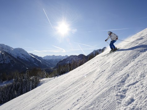 Skifahrer am Kranzberg mit herrlichem Panorama, © Alpenwelt Karwendel | Wolfgang Ehn