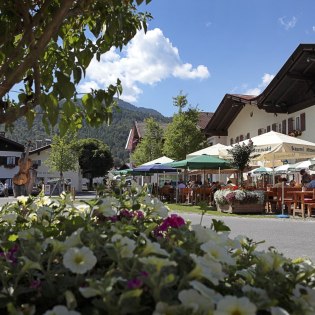 Mittelalterlicher Ortsteil im Gries mit seinen typischen Häusern, hier Blick auf den Gasthof Gries, © Alpenwelt Karwendel | Rudolf Pohmann