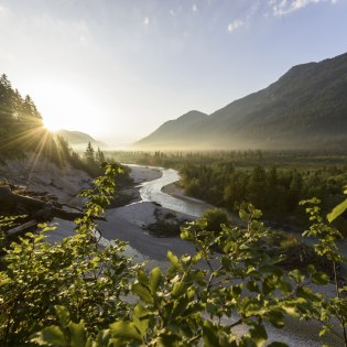 Sonnenaufgang an der Isar bei Wallgau, © Alpenwelt Karwendel | Wolfgang Ehn