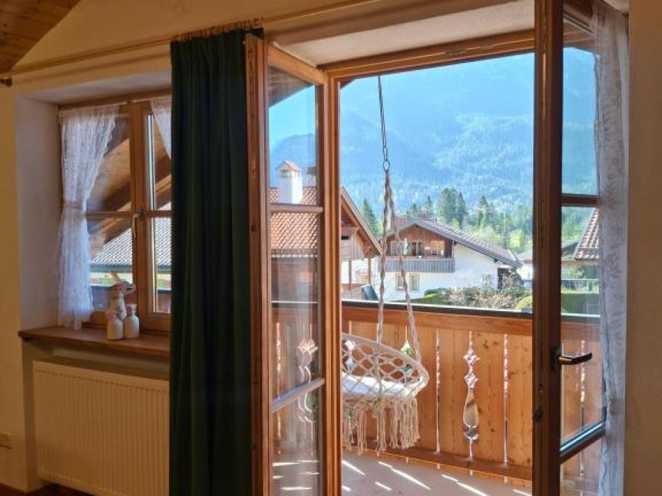 Balkontüre offen mit Sessel