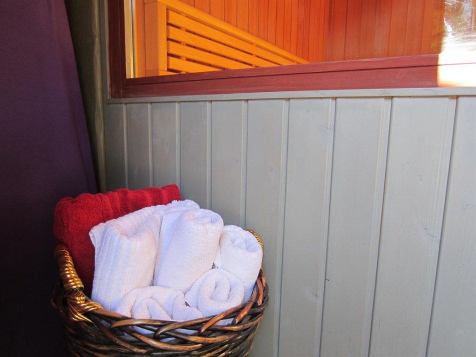im Korb für Sie die Saunahandtücher, © In the basket for her the sauna towels
