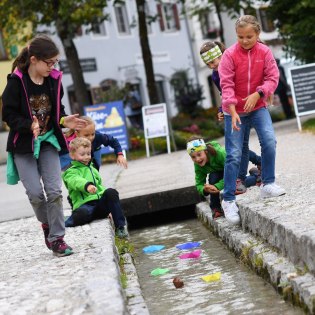 Vom Kinderprogramm bis zur Schatzsuche - in Mittenwald gibt's für die ganze Familie was zu entdecken., © Alpenwelt Karwendel | Angelika Warmuth