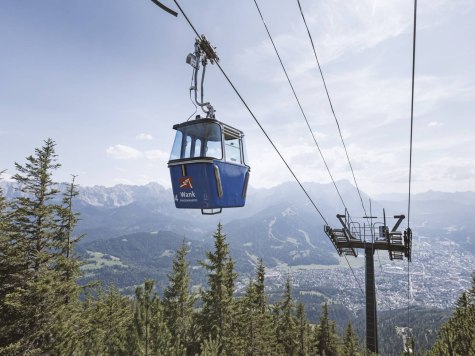 Die Wankbahn in Garmisch-Partenkirchen mit Blick Richtung Zugspitze , © Bayerische Zugspitzbahn Bergbahnen AG | Matthias Fend 