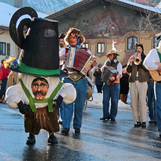 Typical carnival in the Mittenwald district Gries - Werdenfelder Faßnacht
, © Alpenwelt Karwendel | Wera Tuma