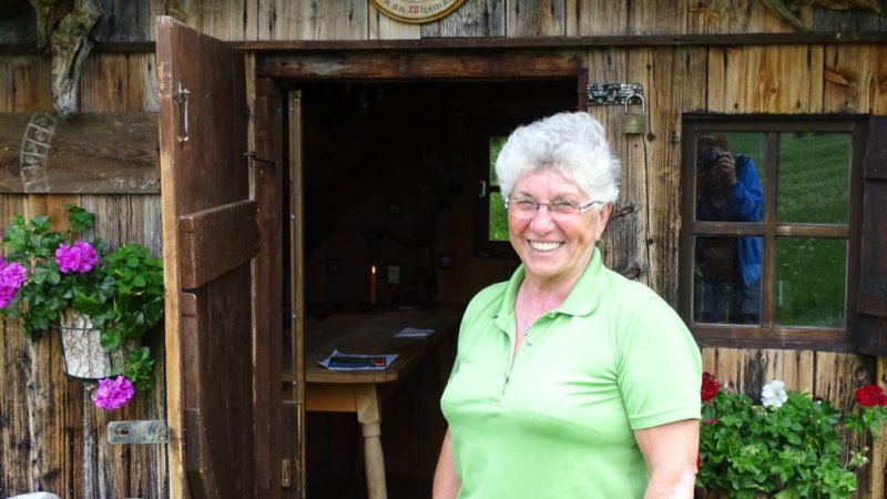 Das frische Heu verarbeitet Inge Schmidt mit viel Liebe zu duftenden Kräuterkissen, © Alpenwelt Karwendel | Andrea Schmölzer