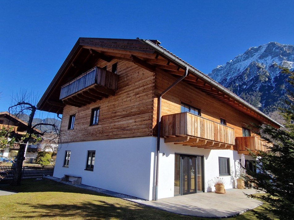 Ansicht Balkon mit Blick aufs Karwendel