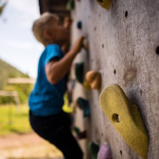 Climbing Wall on the playground in Wallgau, © Alpenwelt Karwendel | Philipp Gülland