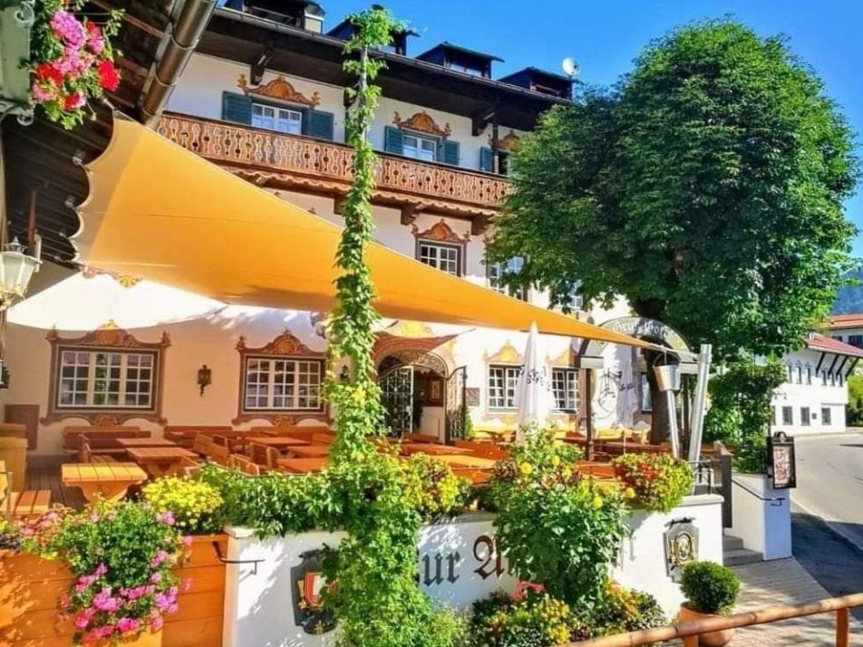 Unser Biergarten mit Sonnensegel