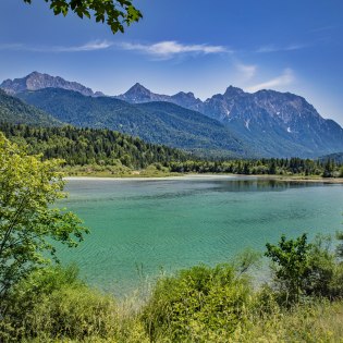 An der Isar in Bayern: Stausee bei Krün mit Karwendel, © Alpenwelt Karwendel | Marcel Dominik