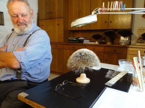 Hans Schober in seiner Werkstatt- hier entstehen hochwertige Gamsbärte, © Alpenwelt Karwendel | Andrea Schmölzer