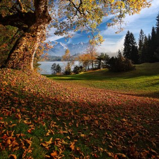 Herbstzeit am Barmsee bei Krün mit Blick auf das Karwendelmassiv, © Alpenwelt Karwendel | Rudolf Pohmann