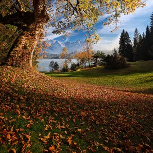 Autumn time at the Barmsee near Krün with a view of the Karwendel massif, © Alpenwelt Karwendel | Rudolf Pohmann