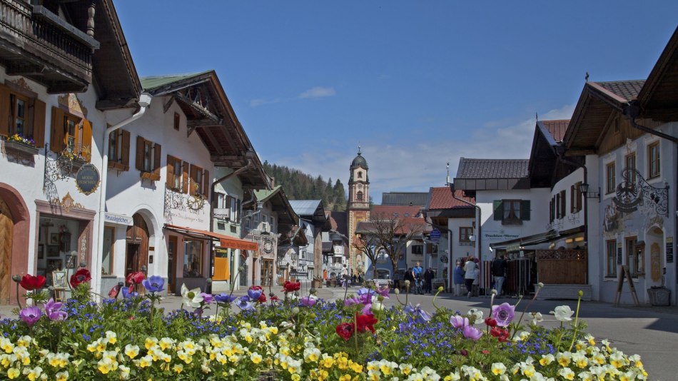 Blick über den Obermarkt in Mittenwald zur Pfarrkirche St. Peter und Paul, © Alpenwelt Karwendel | Hubert Hornsteiner