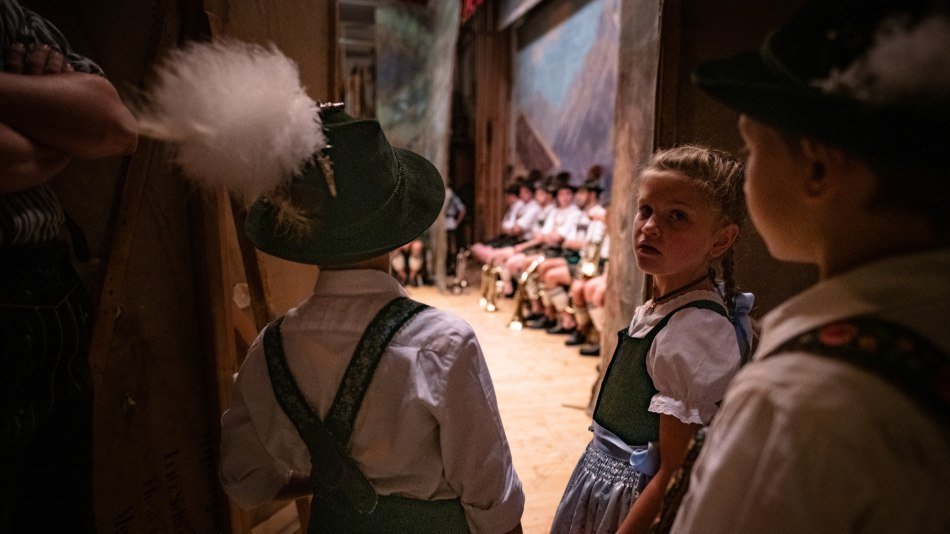Junge Trachtler warten auf Ihren Tanzauftritt beim Mittenwalder Heimatabend, © Alpenwelt Karwendel | Philipp Gülland Junge Trachtler warten auf Ihren Tanzauftritt beim Mittenwalder Heimatabend, © Alpenwelt Karwendel | Philipp Gülland