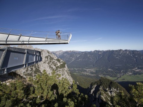 Die Aussichtsplattform Alpspixx am Osterfelderkopf in Garmisch-Partenkirchen , © Bayerische Zugspitzbahn Bergbahnen AG | Matthias Fend 