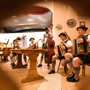 Die jungen Männer der Jagastand-Musi aus Wallgau sorgen für beste bayerische Musikunterhaltung., © Alpenwelt Karwendel | Philipp Gülland