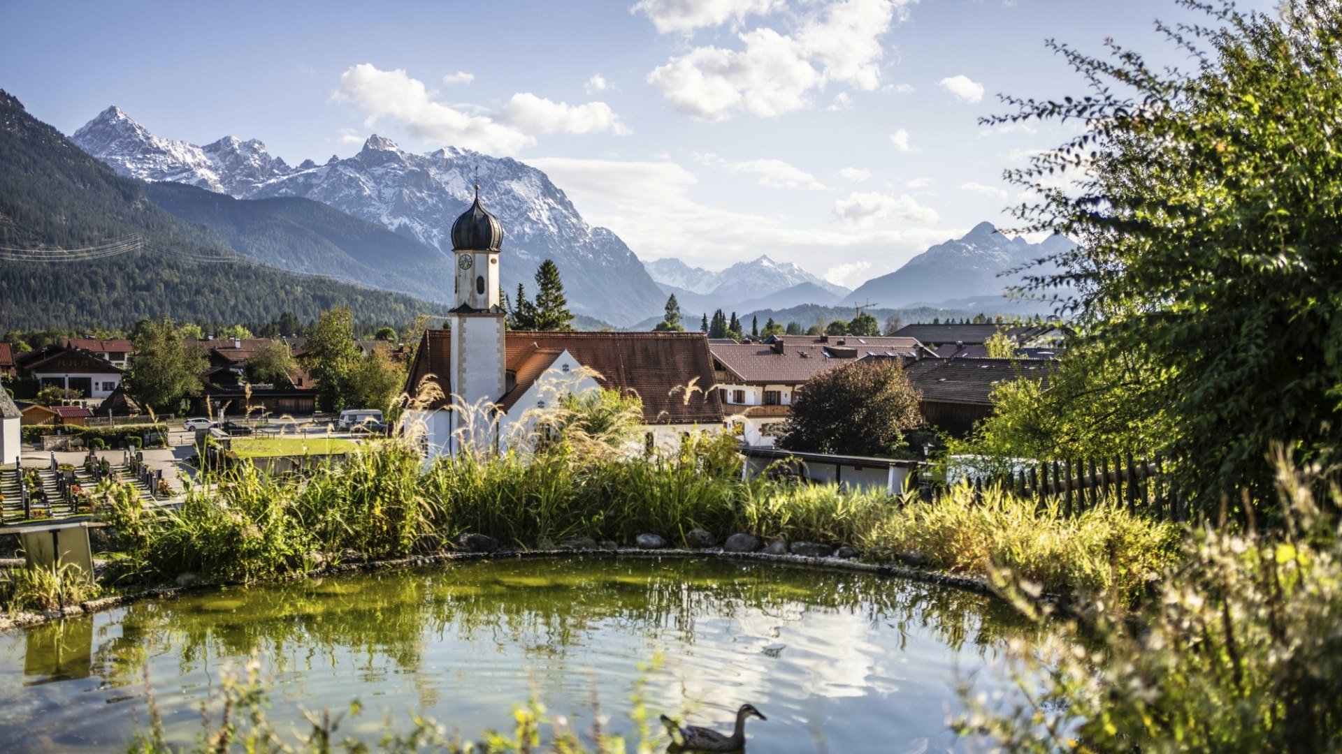 Ausblick auf Wallgau mit Kirche und Karwendel im Herbst, © Alpenwelt Karwendel | Wolfgang Ehn