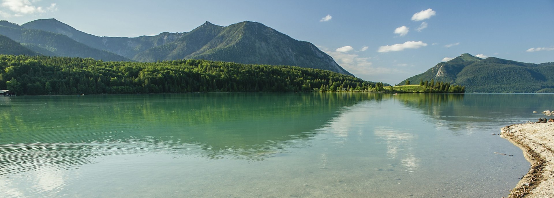 Farben des Wassers am Walchensee mit Heimgarten, Herzogstand und Jochberg., © mauritius images/ Bruno Kickner