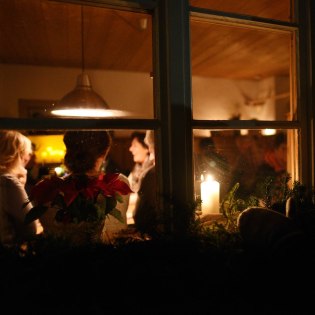 Einige Anwohner öffnen Ihre Häuser für die Besucher vom Adventsmarkt der Sinne in Wallgau., © Alpenwelt Karwendel | Angelika Warmuth