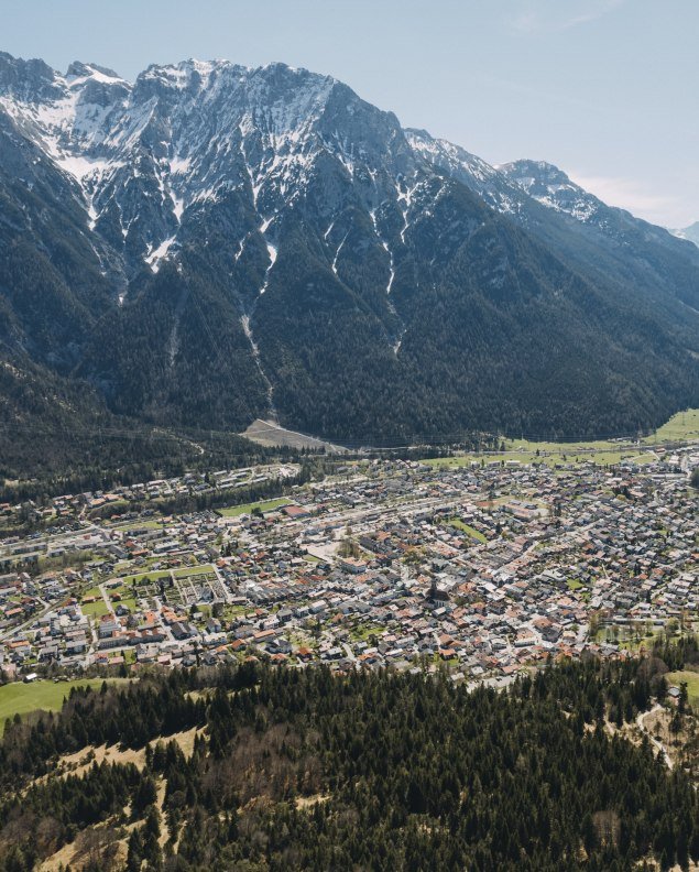 Ein oberbayerisches Juwel: Mittenwald an der Isar in den bayerischen Alpen, © Alpenwelt Karwendel | Kristof Göttling