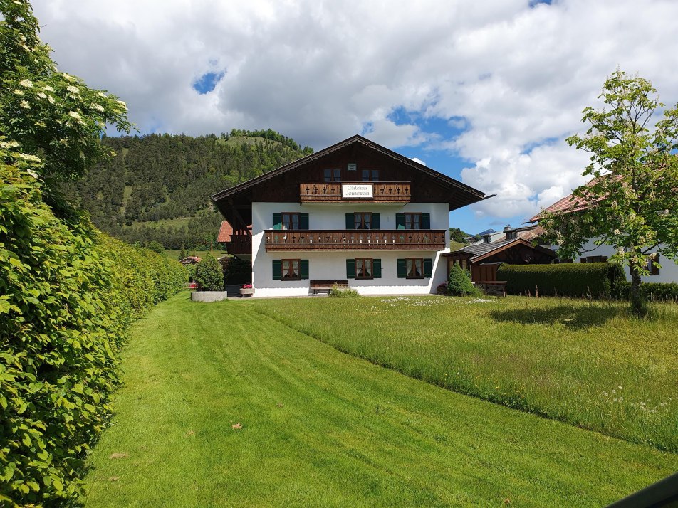 Unsere große Wiese vor unserem Gästehaus. Unsere große Wiese vor unserem Gästehaus.