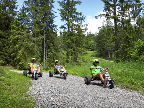 Die Mountaincarts am Hohen Kranzberg in Mittenwald sind ein Spaß für die ganze Familie, © Alpenwelt Karwendel | KEW - Rudolf Pohmann