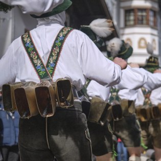 Die Schellenrührer in Mittenwald - traditioneller Fasching im Werdenfelser Land, © Alpenwelt Karwendel | Burkhard Luther Die Schellenrührer in Mittenwald - traditioneller Fasching im Werdenfelser Land, © Alpenwelt Karwendel | Burkhard Luther