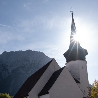 Kirchturm der Evangelischen-Lutherischen Dreifaltigkeitigkeistkirche , © Alpenwelt Karwendel | Philipp Gülland