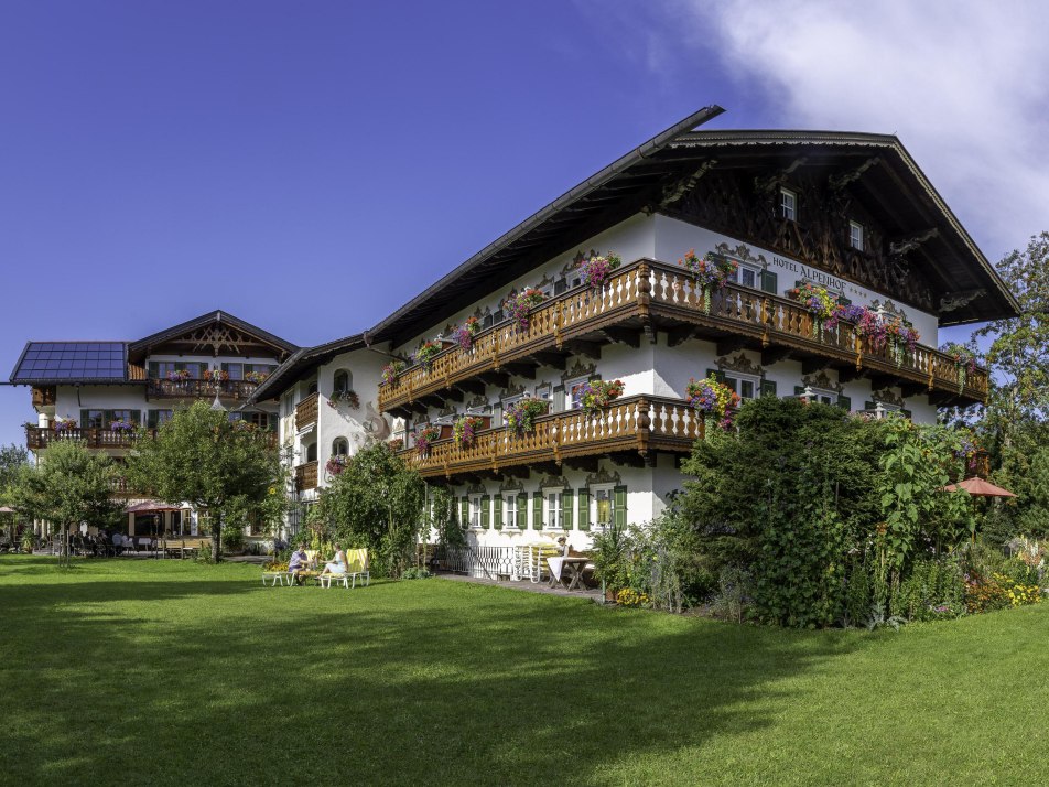 Hotelansicht mit blumenreichen Garten