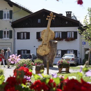 Wooden violin in the district of Gries, © Alpenwelt Karwendel | Rudolf Pohmann