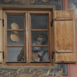 Dekoriertes Fenster im Geigenbaumuseum, © Alpenwelt Karwendel | Pfisterer