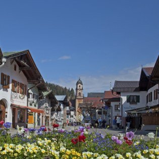 Blick über den Obermarkt in Mittenwald zur Pfarrkirche St. Peter und Paul, © Alpenwelt Karwendel | Hubert Hornsteiner