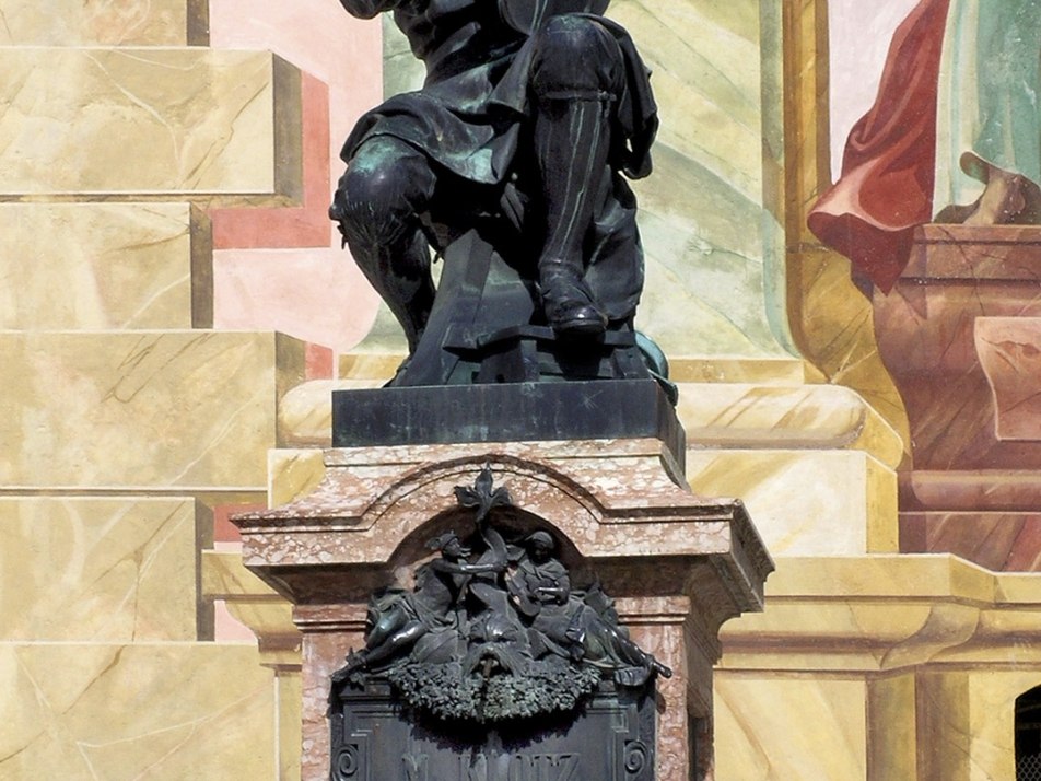 Matthias Klotz-Dankmal in Mittenwald vor der Pfarrkirche St. Peter und Paul, © Alpenwelt Karwendel | Hubert Hornsteiner
