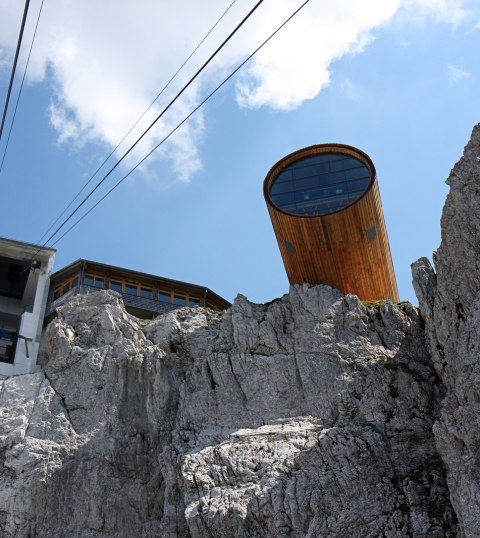 Die Karwendelbahn bringt Sie von bayerischen Mittenwald auf 2.244m Höhe. Eine einzigartige Bergbahn mit Aussicht über Zugspitze, Wetterstein, Stubaier Gletscher uvm, © Alpenwelt Karwendel | Rudolph Pohmann