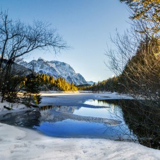 Winterliche Aussichten: Stausee bei Krün mit Karwendelmassiv, © Alpenwelt Karwendel | Wera Tuma