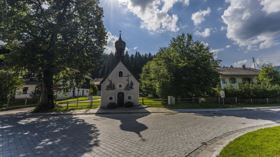 Idyllisch gelegen zwischen Mittenwald, Krün und Garmisch-Partenkirchen liegt Klais mit seiner alten Kapelle., © Alpenwelt Karwendel | Wolfgang Ehn