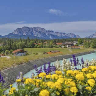 Der Isarkanal in Krün mit einem Bergpanorama, ©  Alpenwelt Karwendel | Marcel Dominik