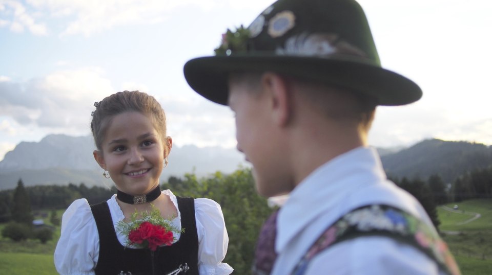 Children in costume from Krün on the river "Isar" , © Alpenwelt Karwendel | Lena Staltmair